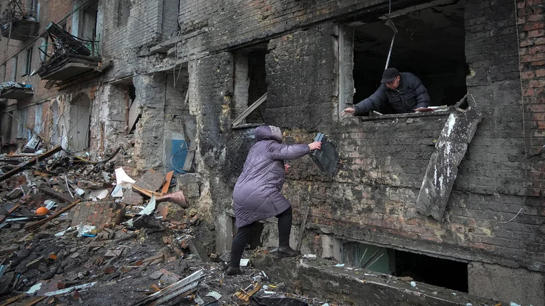 Mientras 6 millones de hogares ucranianos siguen sin luz, un bombardeo ruso en Kherson dejó al menos 15 muertos