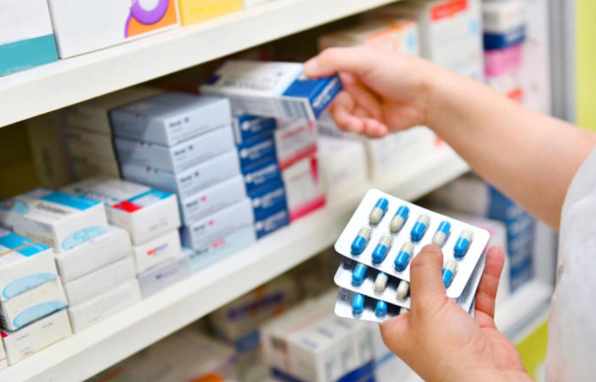 Colegio de Farmacéuticos y MEIC estudiarán precios de medicamentos