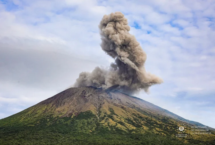 Crece el alerta en El Salvador por la erupción del volcán Chaparrastique: alistan albergues para posibles evacuados