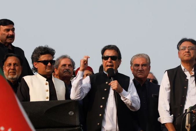 Intentaron asesinar a Imran Khan, ex primer ministro de Pakistán, mientras participaba de un acto político