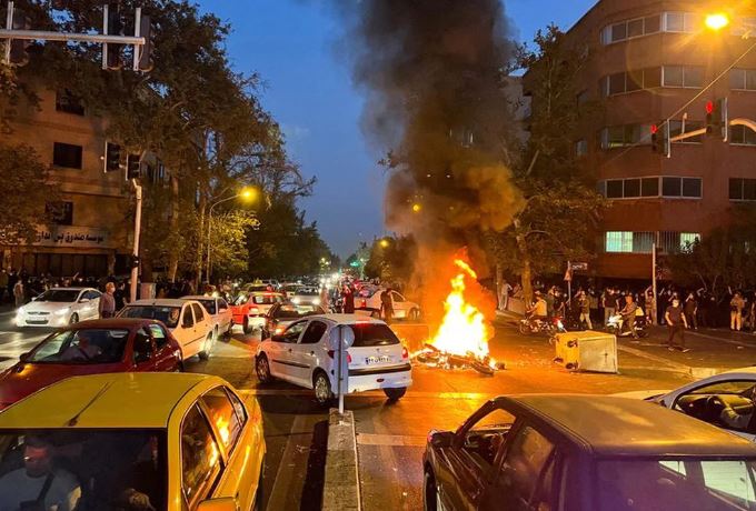 Se endurecen las protestas en Irán: manifestantes incendiaron un seminario en Qom