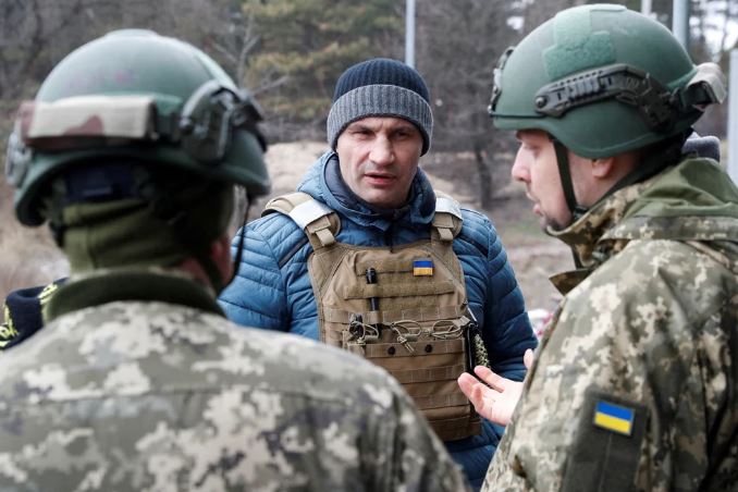 El alcalde de Kiev dijo que no descarta evacuar parcialmente la ciudad si se produce “el peor escenario” ante los ataques rusos