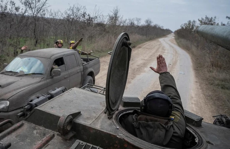 Ucrania anunció la recuperación de 12 localidades en Kherson y Rusia ya inició el retiro de sus tropas
