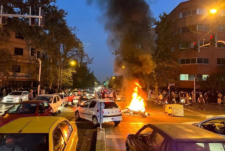 Al menos 12 muertos en Irán tras una nueva jornada de protestas contra el régimen en todo el país