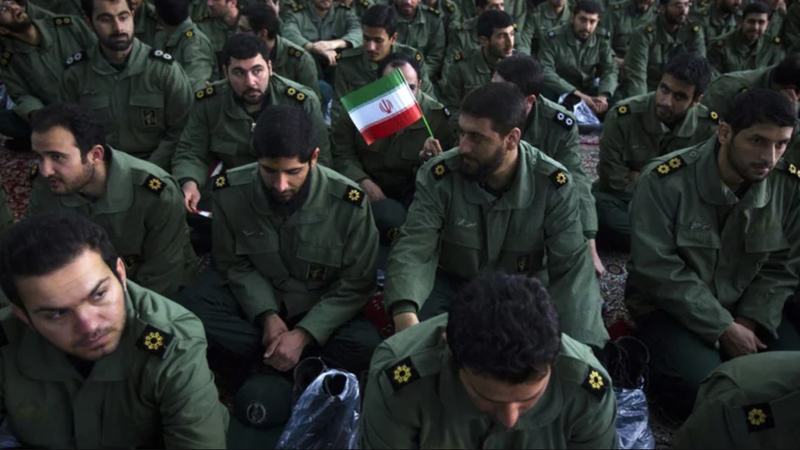 El régimen de Irán desplegó unidades blindadas cerca de la frontera con Irak y eleva la tensión contra los kurdos