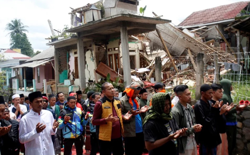 Subieron a 310 los muertos por el sismo en Indonesia: siguen hallando cadáveres bajo deslizamientos de tierra