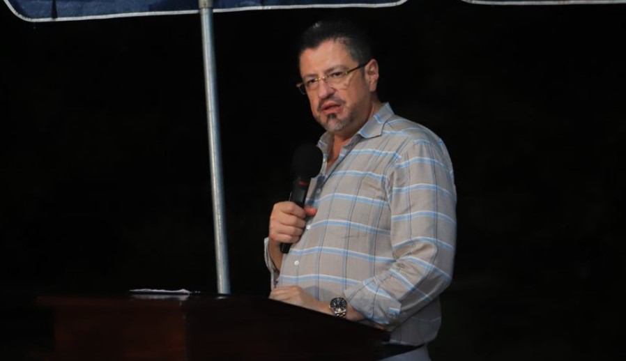 Presidente Chaves pide madurar, recuerda que él es quien nombra Embajadores y califica polémica como ‘dimes y diretes’