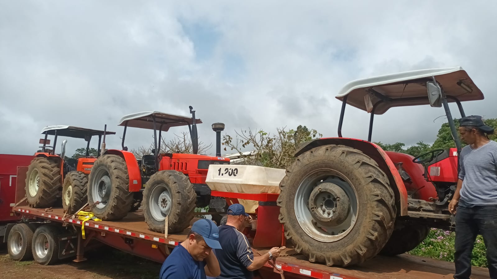 Agricultores de todo el país se manifestarán este lunes con tractores en la capital por difícil situación económica