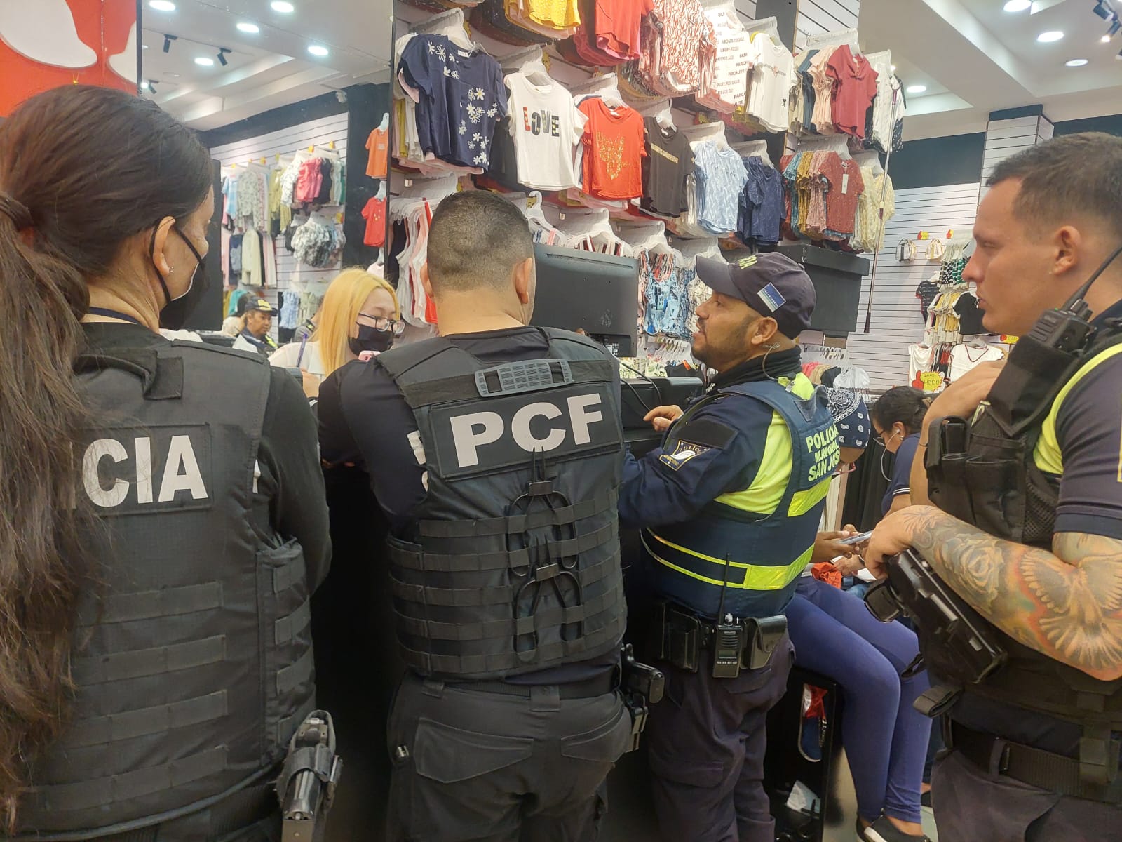 Policía Municipal de San José cerró nueve tiendas de empresa investigada por agresión a empleadas