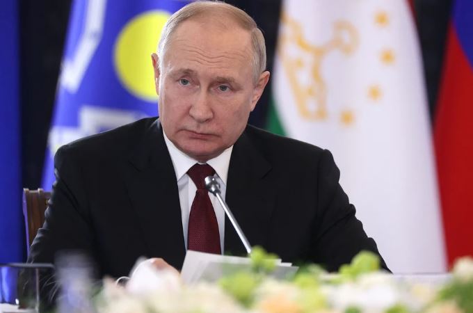 Mientras Occidente evalúa limitar el precio del petróleo ruso, Vladimir Putin amenazó con “graves consecuencias”