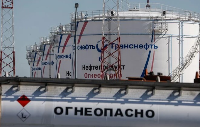 Entró en vigor el tope al precio del petróleo ruso para reducir los ingresos que Putin usa en la invasión a Ucrania