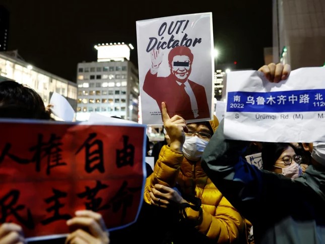 Por miedo a nuevas protestas contra las restricciones, el régimen chino abandona paulatinamente su política de COVID cero
