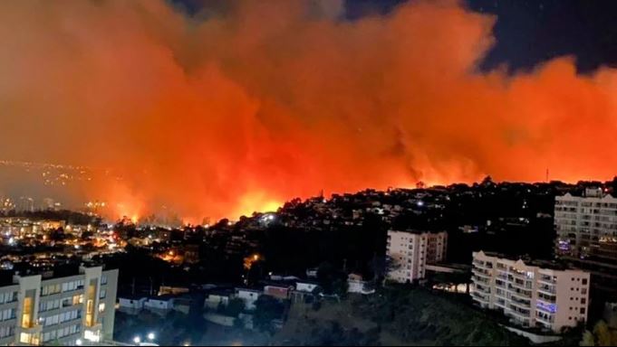 Chile declaró el estado de catástrofe por un impresionante incendio que afectó a más de 400 viviendas en Viña del Mar