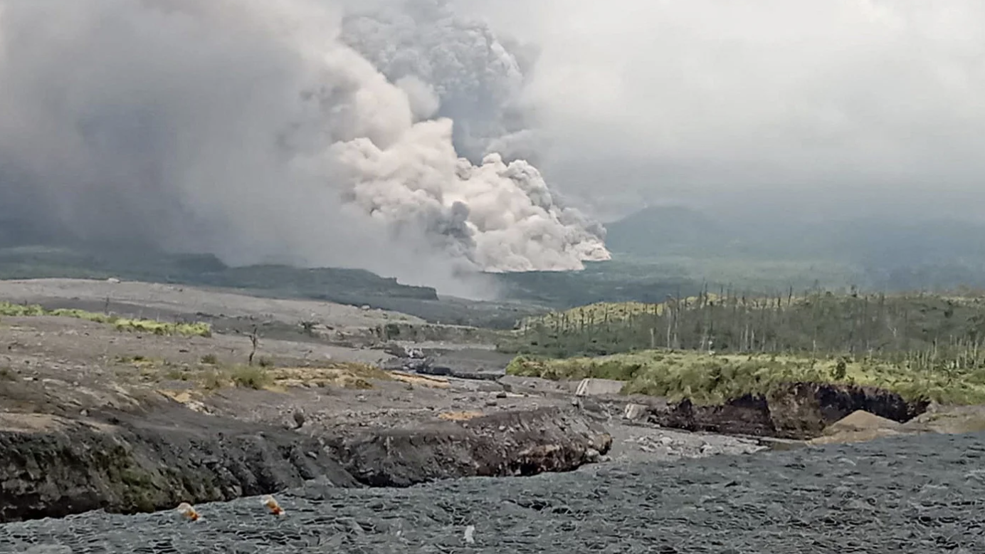 Indonesia evacúa a 2.000 habitantes por la erupción del volcán Semeru en la isla de Java