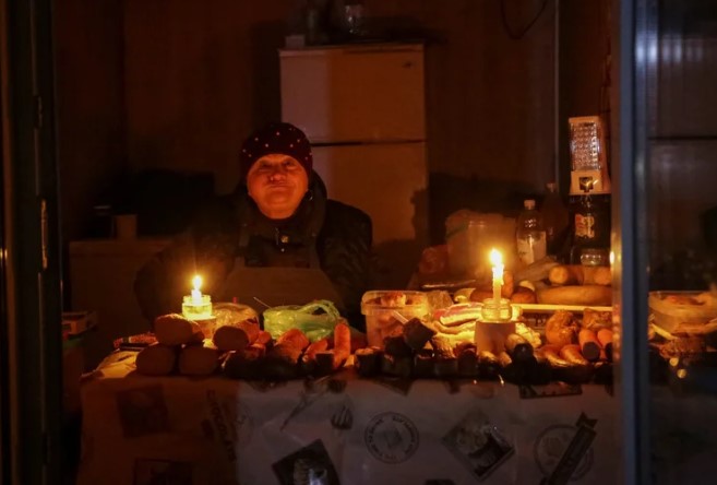 Ante la cercanía del invierno, Ucrania trabaja en restaurar su sistema eléctrico dañado por los ataques rusos