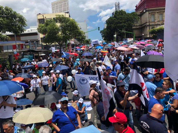 Sindicatos buscan unirse para manifestarse en contra de suspensión de directivos de CCSS