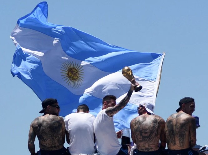 Fervor popular e improvisación: el reencuentro de los hinchas con los campeones del mundo que terminó en helicópteros sobre Buenos Aires