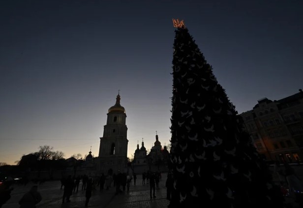 Las principales capitales del mundo apagaron sus luces en apoyo a Ucrania