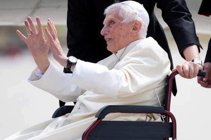 El Vaticano confirmó que el estado de salud del papa emérito Benedicto XVI se agravó y Francisco lo visitó en el monasterio