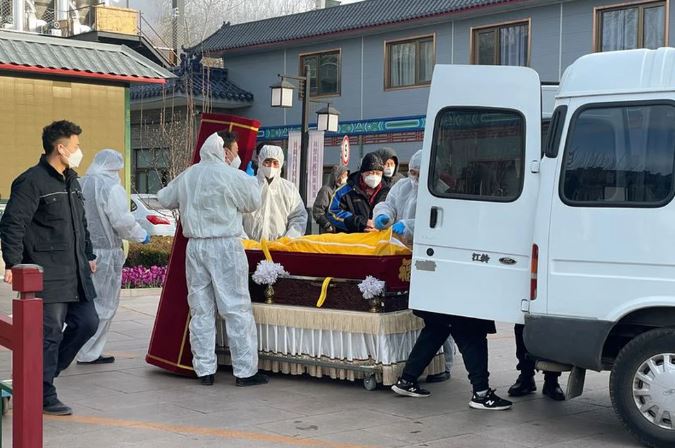China comunica las primeras dos muertes por COVID en semanas, mientras crecen las dudas sobre las cifras