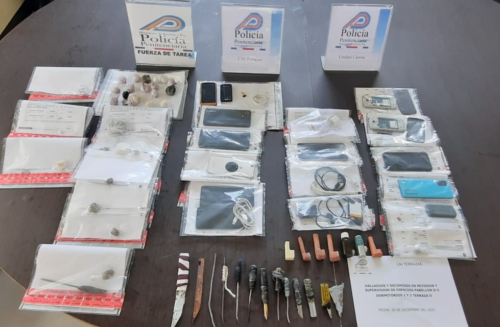 Policía decomisa celulares, cargadores, armas y droga en módulo del CAI Terrazas