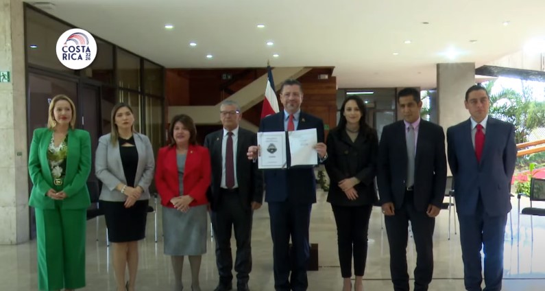 Presidente Chaves firma Ley para emisión de $5000 millones en eurobonos y lo califica como un ‘hito histórico’