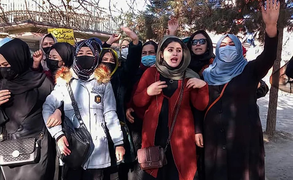 El régimen talibán reprimió una protesta contra la prohibición a la educación para las mujeres en Afganistán