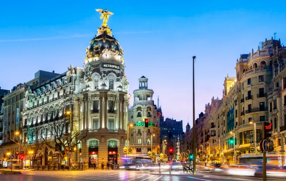 Madrid es el nuevo destino para vivir e invertir de los latinoamericanos más ricos y se disparan los precios