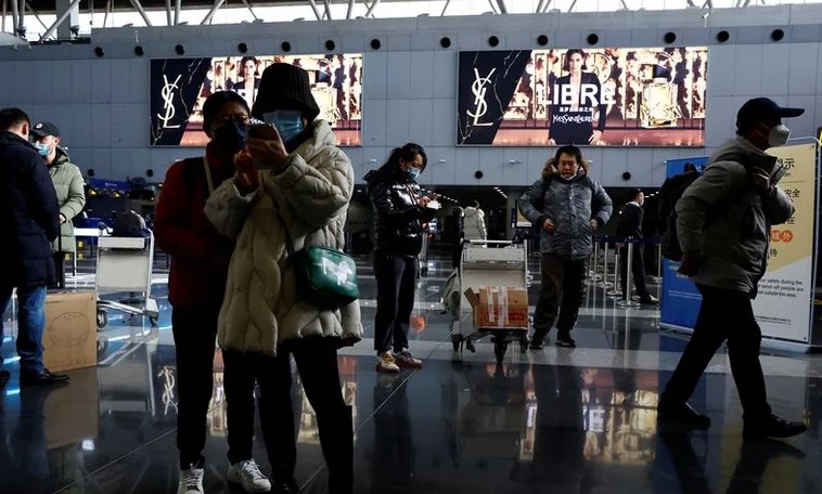Preocupación global por los contagios masivos de COVID-19 en China: cada vez más países imponen controles en sus aeropuertos