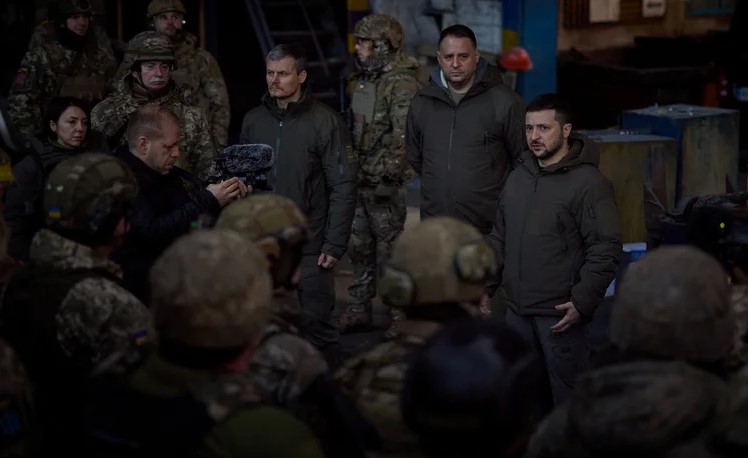 Volodimir Zelensky visitó Bakhmut, punto crítico en el frente oriental de Ucrania