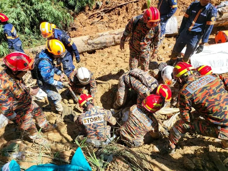 Al menos 16 muertos y 17 desaparecidos dejó un alud de tierra en un campamento turístico de Malasia