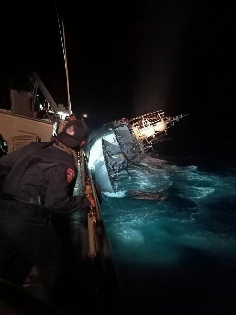 Más de 30 personas permanecen desaparecidas tras el naufragio de un barco de la Marina de Tailandia