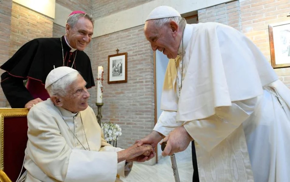 El papa Francisco presidirá el 5 de enero el funeral de Benedicto XVI