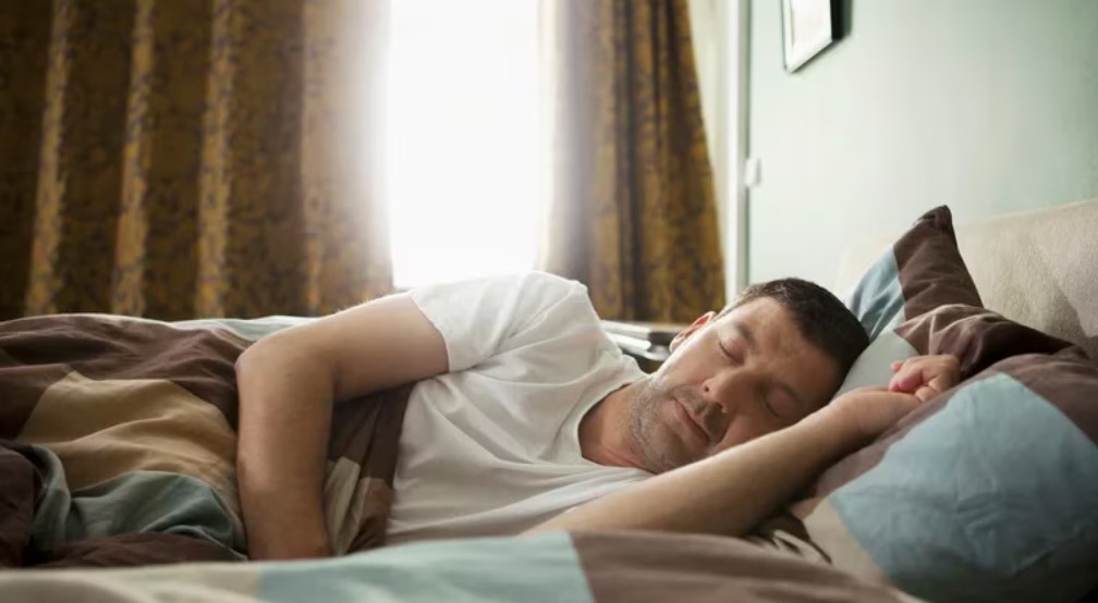 Según expertos de Harvard, dormir más durante el fin de semana podría ayudar a recuperar el sueño perdido