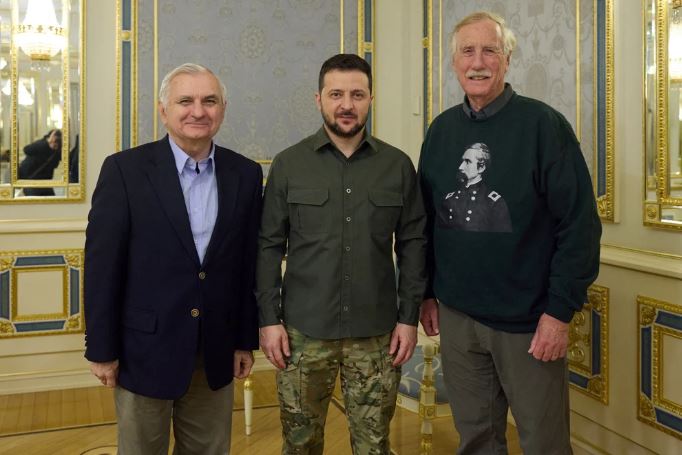 Zelensky se reunió con senadores de EEUU en Kiev para abordar la situación en el frente de batalla