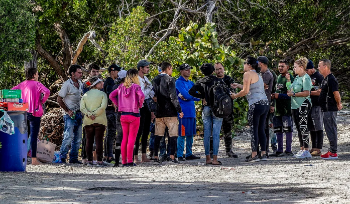 Crisis de migrantes cubanos en los Cayos de Florida: la policía del condado dijo que enfrenta un “enorme problema”