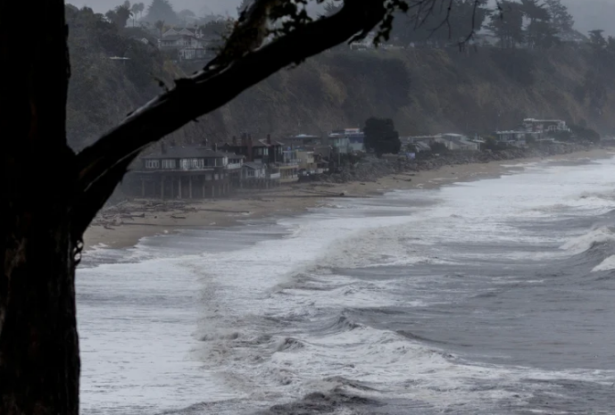 Un ciclón bomba amenaza a California: podría provocar inundaciones y deslaves