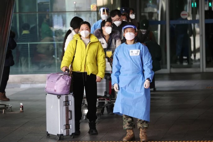 China congeló los visados a japoneses y surcoreanos como represalia por las medidas de prevención por el brote de COVID
