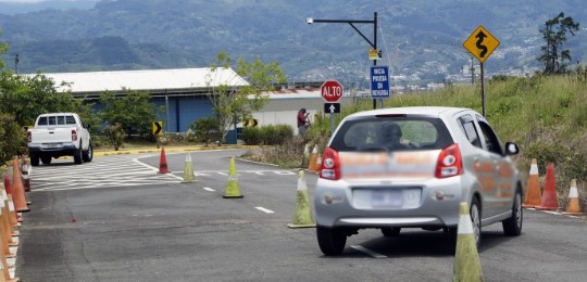 12 mil personas perdieron prueba práctica de manejo en 2022 por irrespeto a señales de tránsito