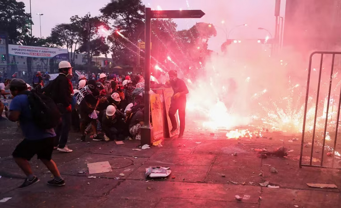 Un muerto en las protestas en Lima tras enfrentamientos en la avenida Abancay