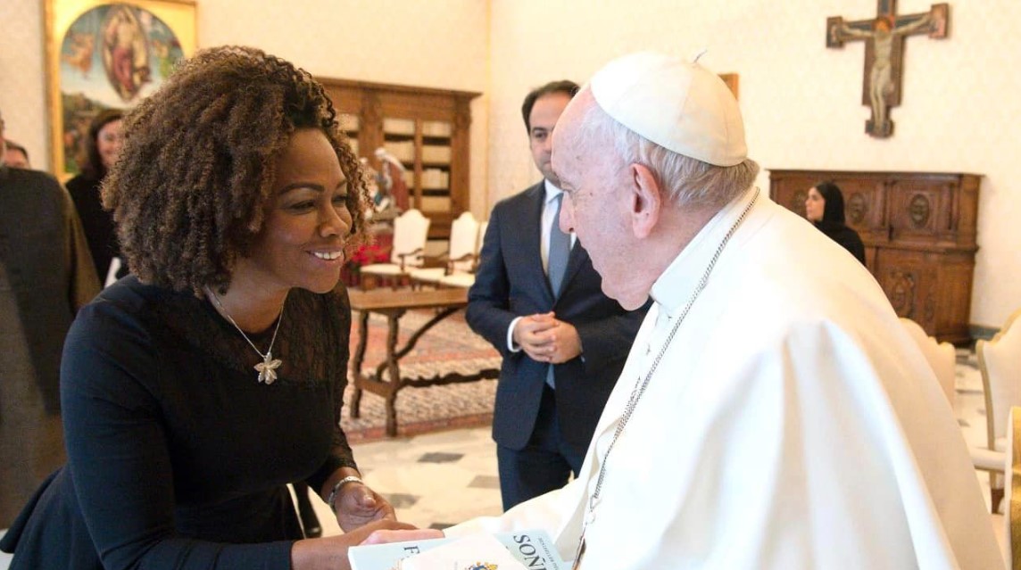 Epsy Campbell entregó documento al Papa Francisco para que Iglesia Católica pida perdón al pueblo afrodescendiente de América y el Caribe