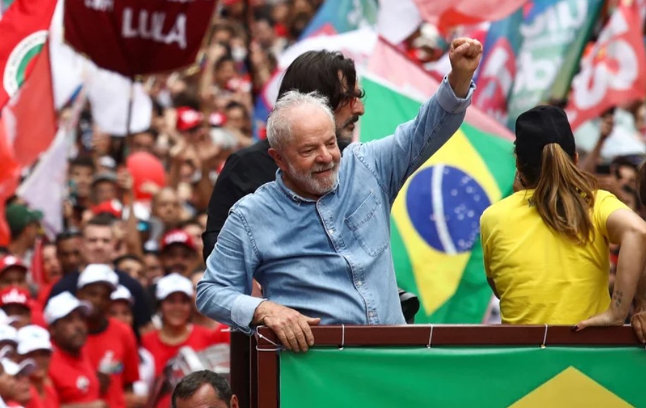 Con una vasta operación policial, una gran fiesta y sin la presencia de Bolsonaro, Lula asume por tercera vez como presidente de Brasil