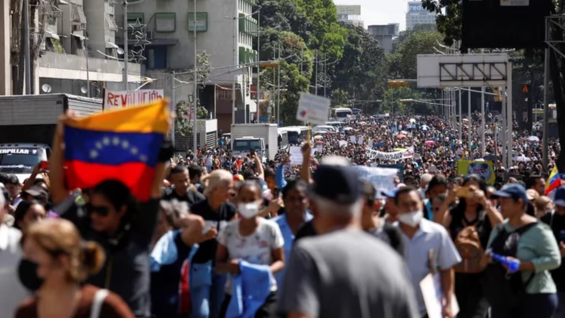 “Salarios de hambre”: las mayores protestas en años sacuden a Venezuela ante una inflación anual de más del 305%