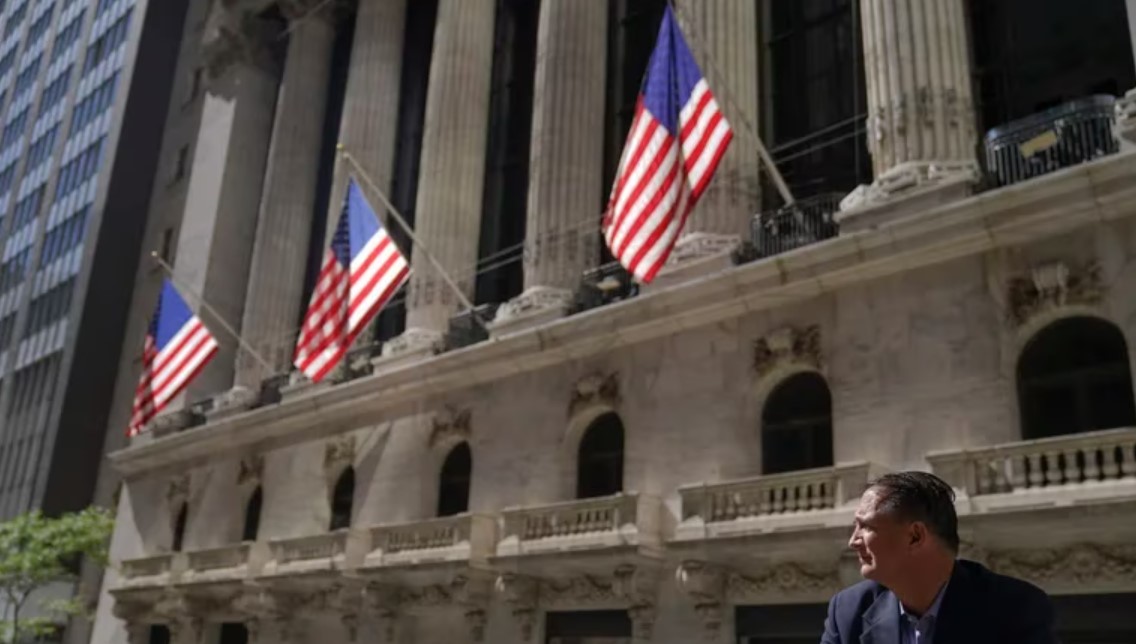 El repunte de las acciones de las tecnológicas impulsó a Wall Street y suavizó el cierre de una dura semana