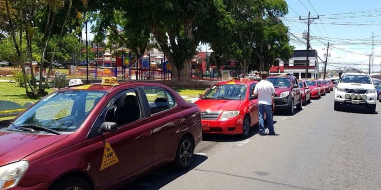 ARESEP recomienda aumento en tarifas de taxis ‘rojos’ de hasta ¢125