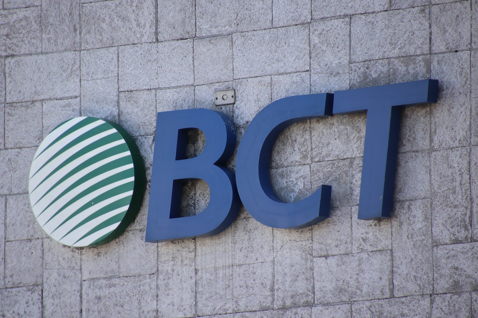Dueño de banco BCT denuncia a ministro de Hacienda y director de Tributación por supuesto abuso de autoridad y difusión de información falsa
