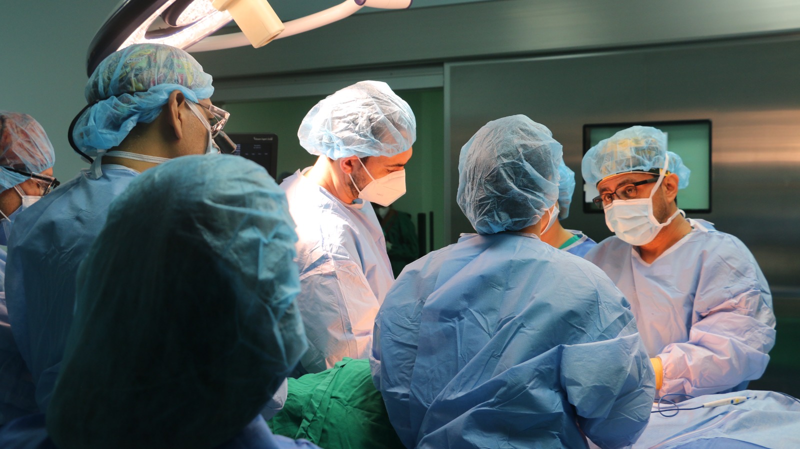 CCSS realizó por primera vez una cirugía a un feto en el vientre de la madre para reparar su columna vertebral