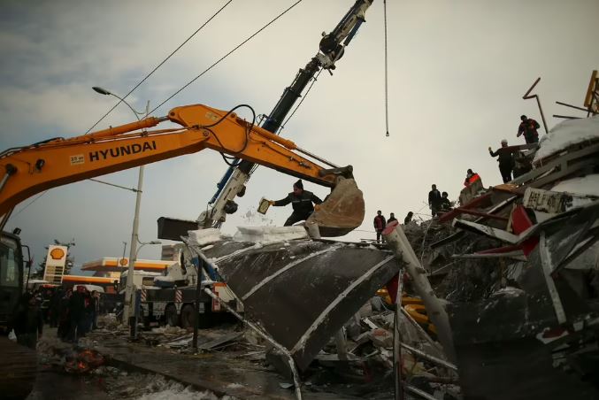 Los rescatistas en Turquía y Siria luchan contrarreloj por encontrar supervivientes entre los escombros del terremoto