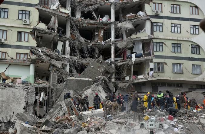 Terremoto en Turquía: fuerte baja de la lira en medio de la catástrofe humanitaria