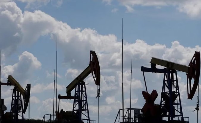 Rusia recortará la producción diaria de petróleo en 500 mil barriles en marzo y sube el precio del crudo
